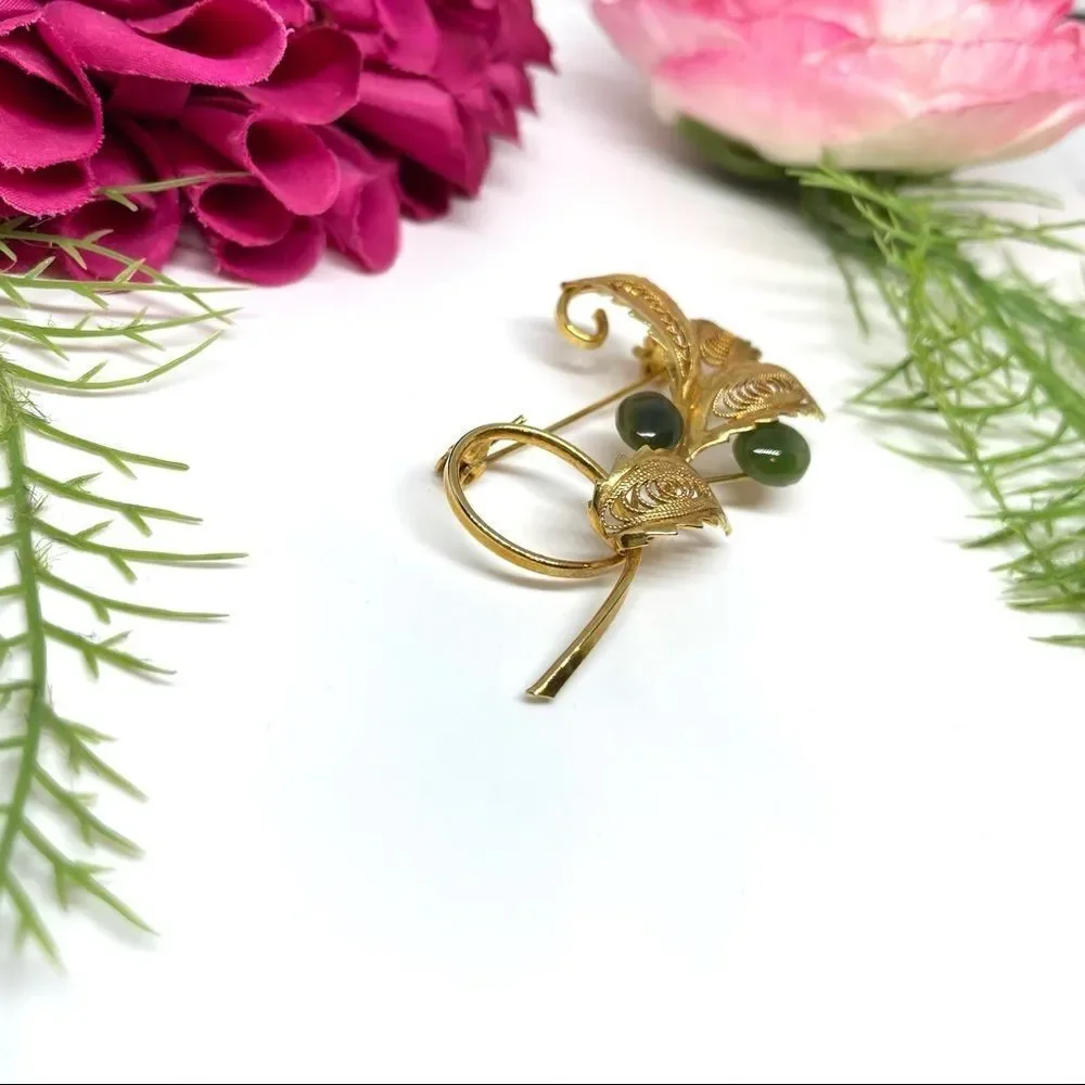 VINTAGE⚜️FILIGREE Jade Look Golden Leaves Cabochon Brooch